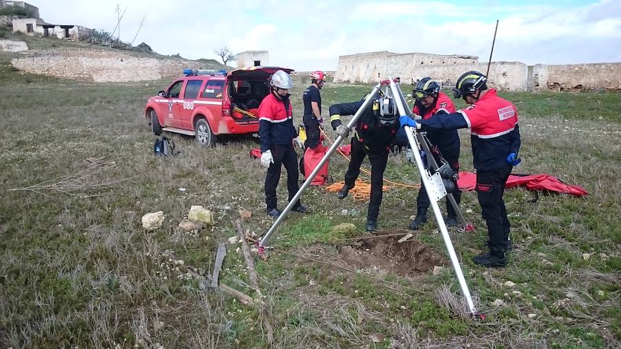 Efectivos voluntarios del cuerpo de bomberos de Murcia se han desplazado hasta la provincia de Almería para tratar de encontrar al pequeño