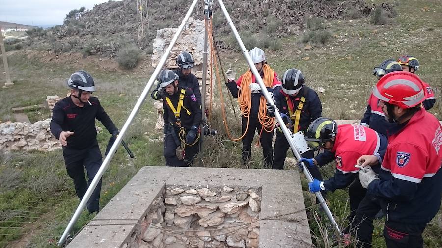 Efectivos voluntarios del cuerpo de bomberos de Murcia se han desplazado hasta la provincia de Almería para tratar de encontrar al pequeño