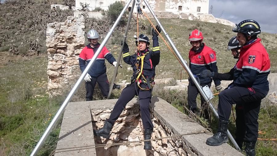 Efectivos voluntarios del cuerpo de bomberos de Murcia se han desplazado hasta la provincia de Almería para tratar de encontrar al pequeño