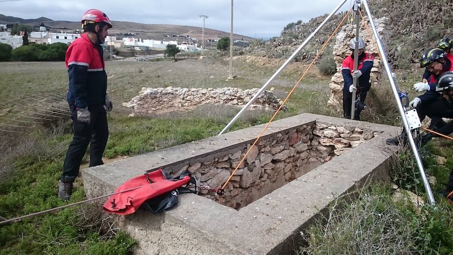 Efectivos voluntarios del cuerpo de bomberos de Murcia se han desplazado hasta la provincia de Almería para tratar de encontrar al pequeño