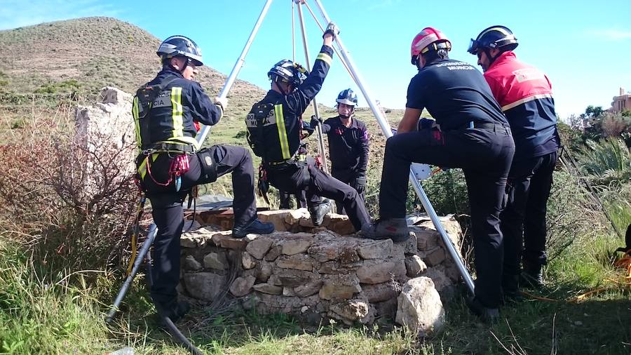 Efectivos voluntarios del cuerpo de bomberos de Murcia se han desplazado hasta la provincia de Almería para tratar de encontrar al pequeño