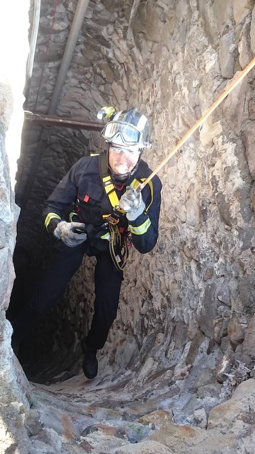 Efectivos voluntarios del cuerpo de bomberos de Murcia se han desplazado hasta la provincia de Almería para tratar de encontrar al pequeño