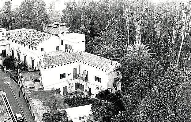 Entrada. Edificio principal, protegido por la ley, en una foto de comienzos de los años noventa del siglo pasado.