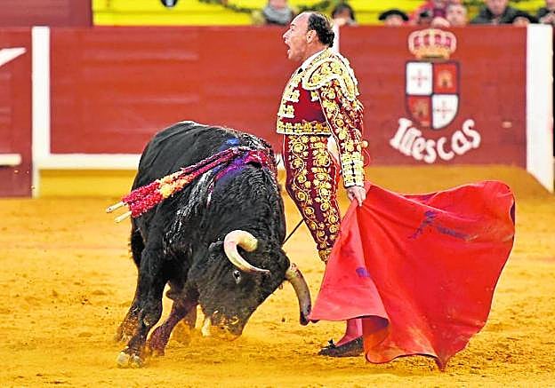 Pepín Liria, junto al toro, durante una de sus faenas, ayer, en la plaza de Illescas (Toledo).