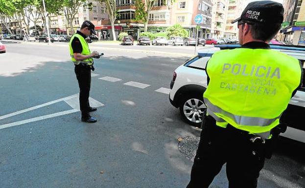 Agentes de la Policía Local de Cartagena en un control