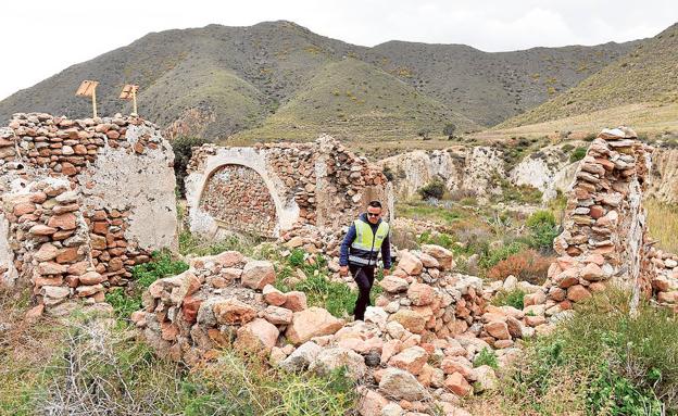 Miguel, cabo de la Policía Local de Águilas, rastrea una casa en ruinas en la Sierra de Gata. 