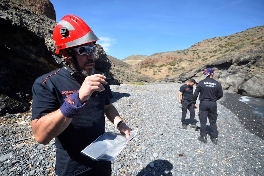 Un total de 169 efectivos de Bomberos, Policía Local, Protección Civil, Servicios de Emergencias y Policía Nacional de la Región acuden a Níjar, desde el pasado día 2, para trabajar voluntariamente en la búsqueda del niño desaparecido. ‘La Verdad’ les acompañó en el rastreo