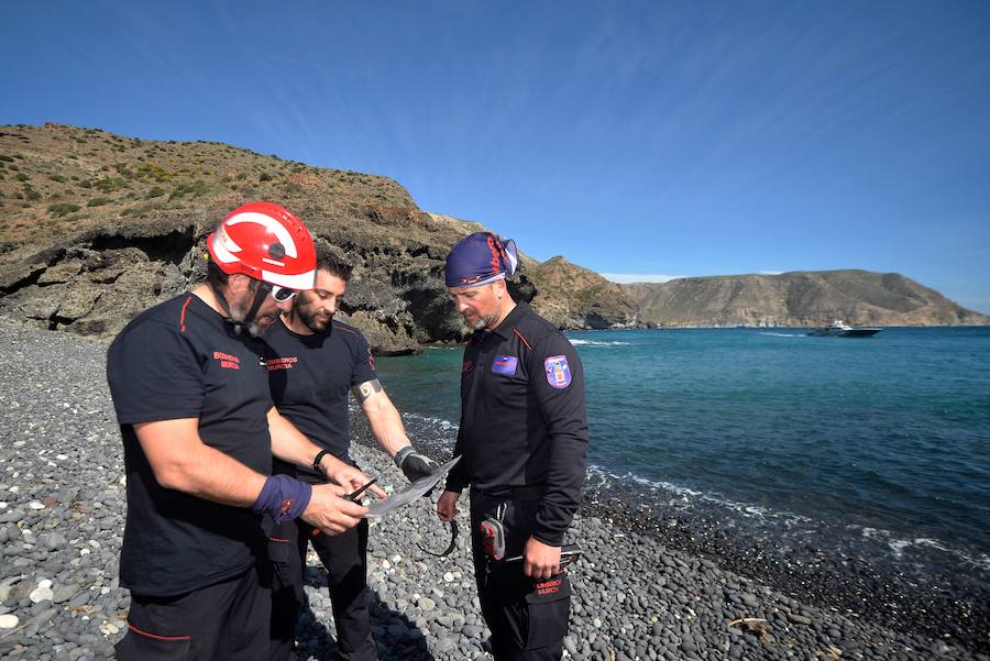 Un total de 169 efectivos de Bomberos, Policía Local, Protección Civil, Servicios de Emergencias y Policía Nacional de la Región acuden a Níjar, desde el pasado día 2, para trabajar voluntariamente en la búsqueda del niño desaparecido. ‘La Verdad’ les acompañó en el rastreo