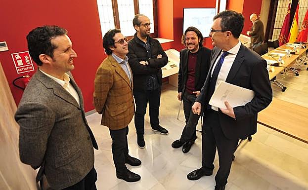 El alcalde José Ballesta conversa con algunos de los miembros del grupo de Expertos Culturales de la Cárcel Vieja.