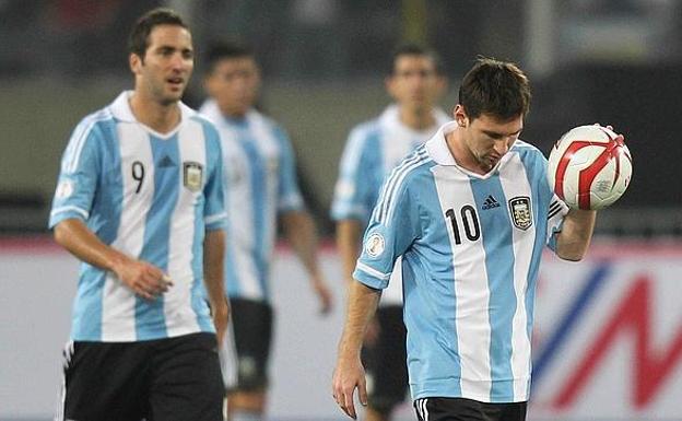 Leo Messi (d) y Gonzalo Higuaín, con Argentina. 