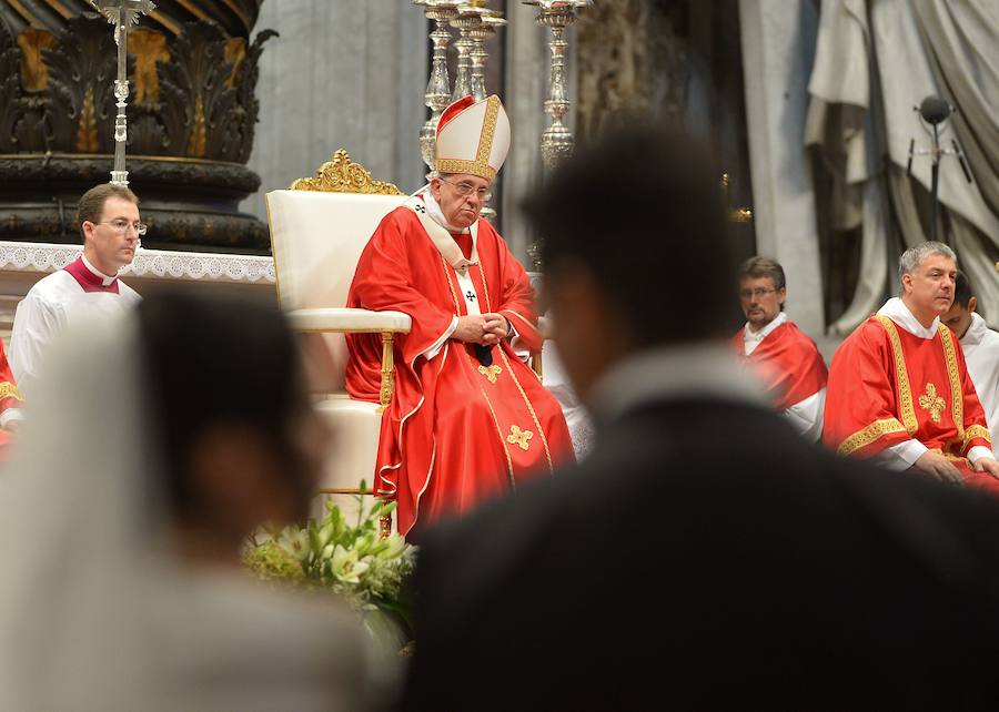 El Papa Francisco oficia sus primeras veinte bodas del pontificado en la Basilica de San Pedro del Vaticano. 