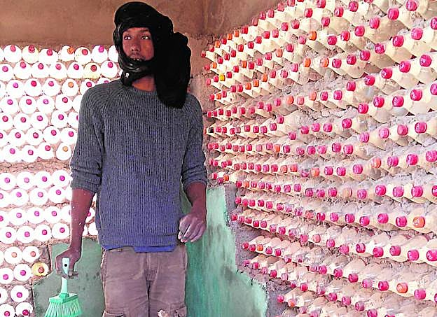 Tateh da brochazos en su aula con botellas recicladas.