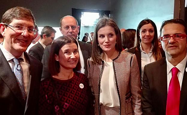 Manuel Villegas junto a la Reina Doña Letizia en el Teatro Goya de Madrid.