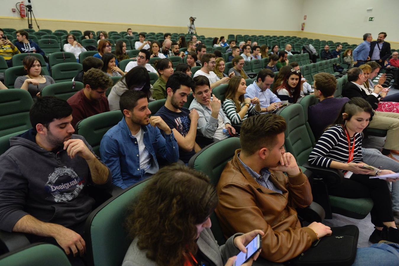 Los dos candidatos a rector de la Universidad de Murcia (UMU) Pedro Lozano y José Luján participaron en un debate con estudiantes en la Facultad de Educación.