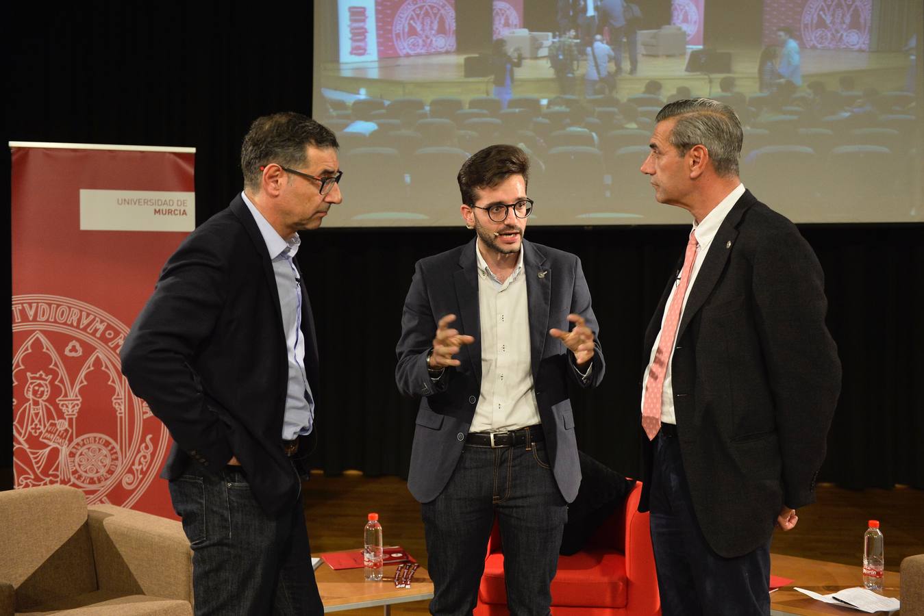 Los dos candidatos a rector de la Universidad de Murcia (UMU) Pedro Lozano y José Luján participaron en un debate con estudiantes en la Facultad de Educación.