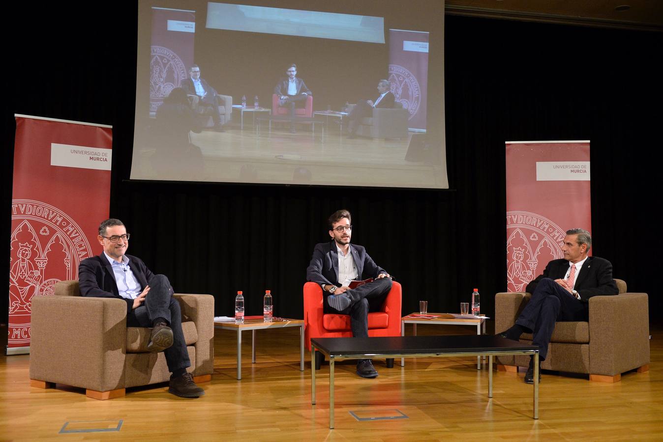 Los dos candidatos a rector de la Universidad de Murcia (UMU) Pedro Lozano y José Luján participaron en un debate con estudiantes en la Facultad de Educación.