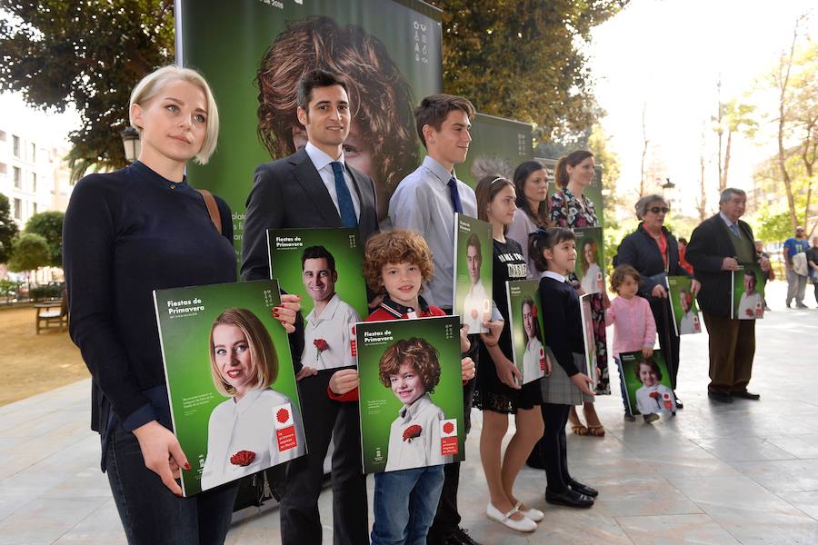 El alcalde de Murcia, José Ballesta, junto al concejal de Promoción Económica, Cultura y Programas Europeos, Jesús Pacheco, y miembros de la Corporación municipal, presentó este martes el cartel de las Fiestas de Primavera 2018 que, “por primera vez en la historia, tendrá como imagen el rostro de vecinos del municipio, murcianos de diferentes edades, barrios y pedanías, que protagonizan estos carteles que inundarán la ciudad para exaltar la belleza de la primavera murciana y nuestras raíces huertanas”, destacó José Ballesta.