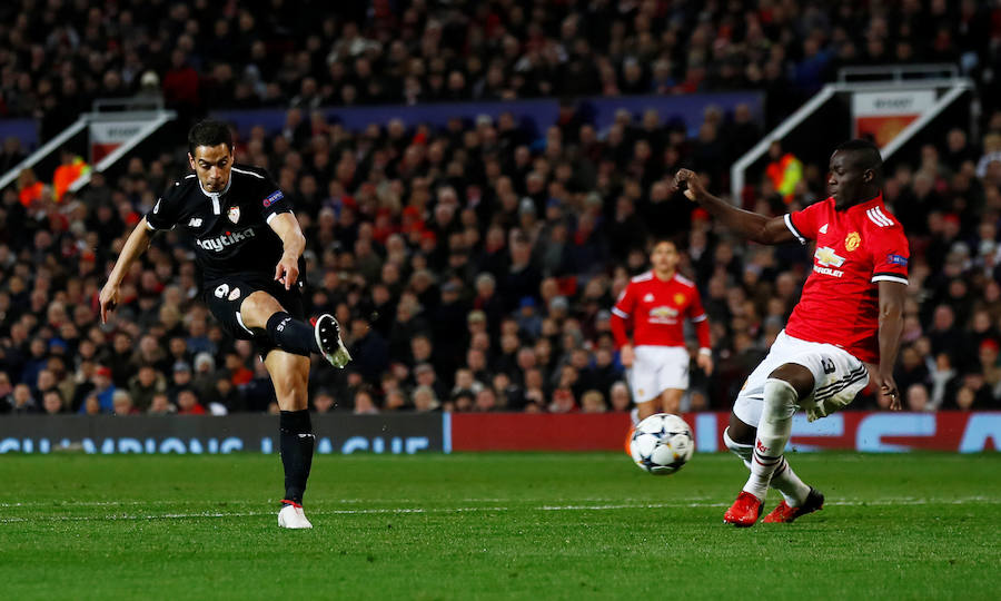 El Sevilla logró el pase a cuartos de final de la Liga de Campeones al imponerse por 1-2 al Manchester United en Old Trafford.