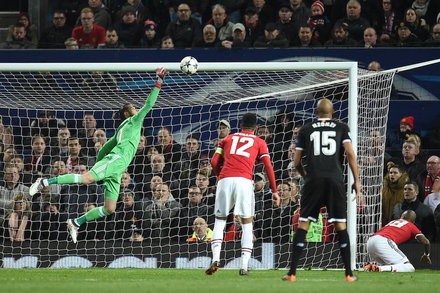 El Sevilla logró el pase a cuartos de final de la Liga de Campeones al imponerse por 1-2 al Manchester United en Old Trafford.