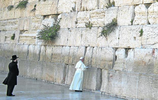 Oración. En el Muro de las lamentaciones. El Pontífice visitó en 2014 los lugares sagrados de judíos y musulmanes en Jerusalén.