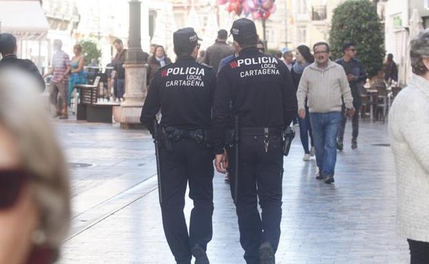 Dos policías vigilan las calles de Cartagena durante la Semana Santa del pasado año en una imagen de archivo. 