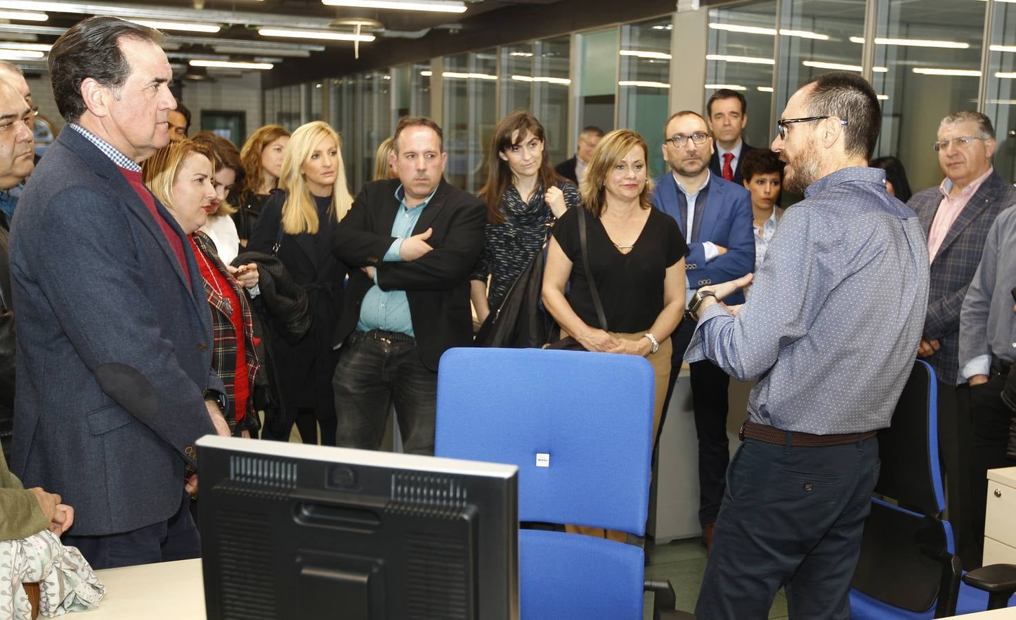 La novena edición del concurso, presentada ayer por la consejera en ‘La Verdad’, amplía el plazo de inscripción hasta el 22 de marzo