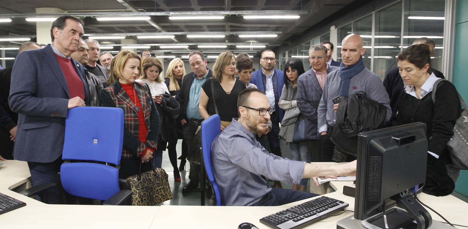 La novena edición del concurso, presentada ayer por la consejera en ‘La Verdad’, amplía el plazo de inscripción hasta el 22 de marzo