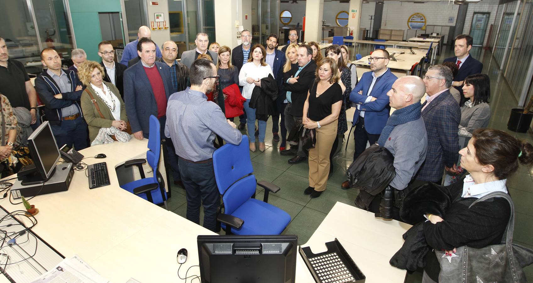 La novena edición del concurso, presentada ayer por la consejera en ‘La Verdad’, amplía el plazo de inscripción hasta el 22 de marzo