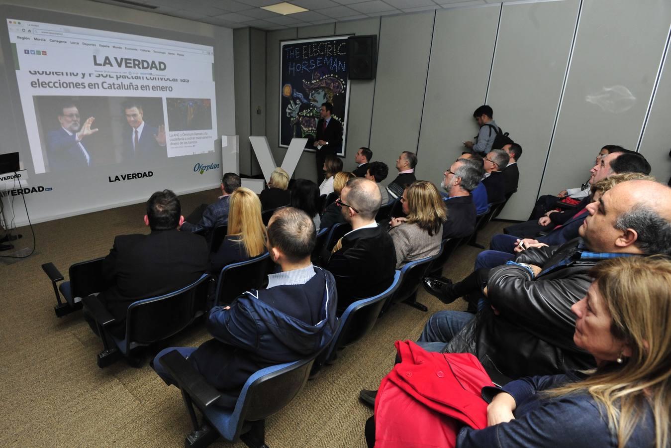 La novena edición del concurso, presentada ayer por la consejera en ‘La Verdad’, amplía el plazo de inscripción hasta el 22 de marzo