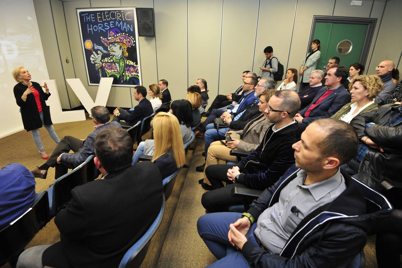 La novena edición del concurso, presentada ayer por la consejera en ‘La Verdad’, amplía el plazo de inscripción hasta el 22 de marzo