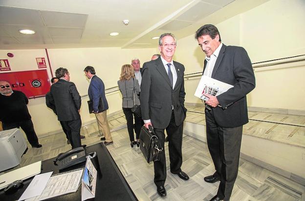 Moreno, con maletín, charla con Antonio Guillamón, del PSOE.