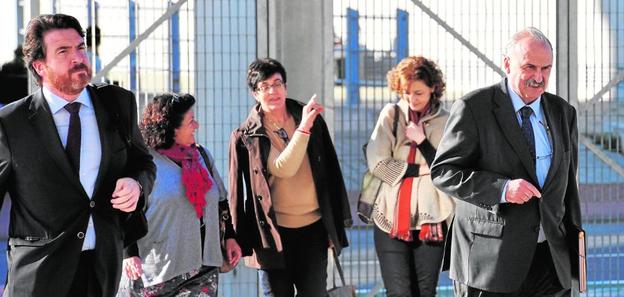 Luis María Pérez Fabregat, a la derecha, llegando a la Ciudad de la Justicia de Murcia el pasado lunes.