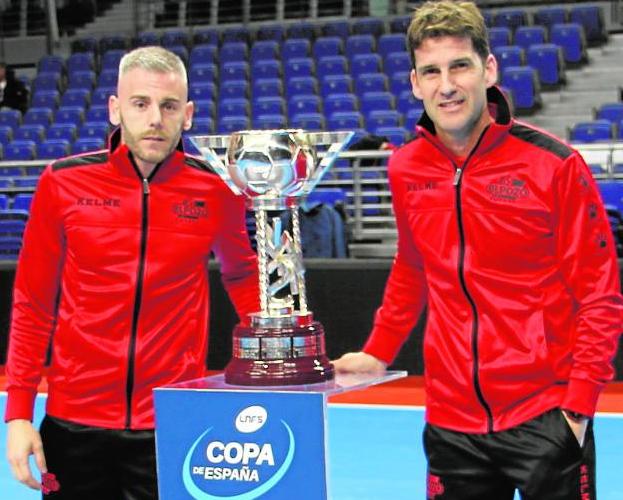 Miguelín y Duda posan con la Copa de España, ayer.