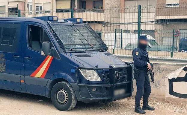 Un agente custodia las obras de las vías del AVE en Murcia. 