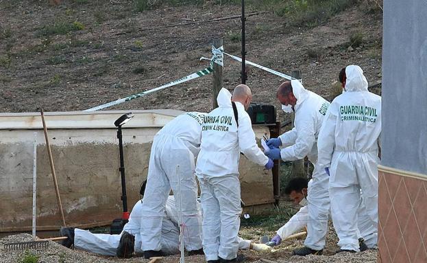 Agentes de criminalística de la Guardia Civil buscan pruebas junto al pozo al que la detenida arrojó a Gabriel.