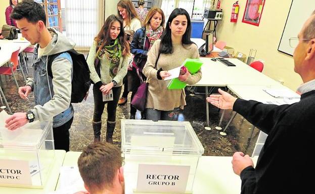 Un grupo de estudiantes votando ayer en La Merced.