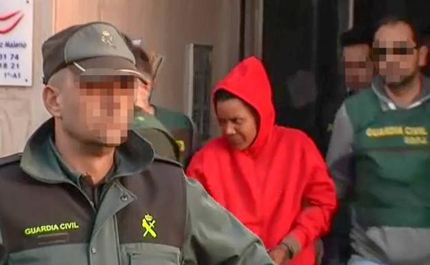 Ana Julia Quezada, durante un registro de su vivienda con la Guardia Civil