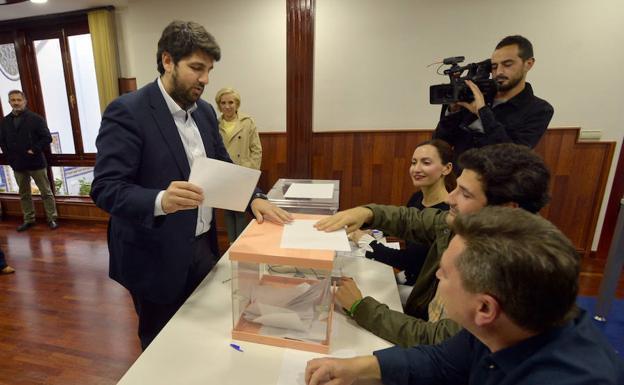 Fernando López Miras, en el momento de votar en la sede del PP de Lorca