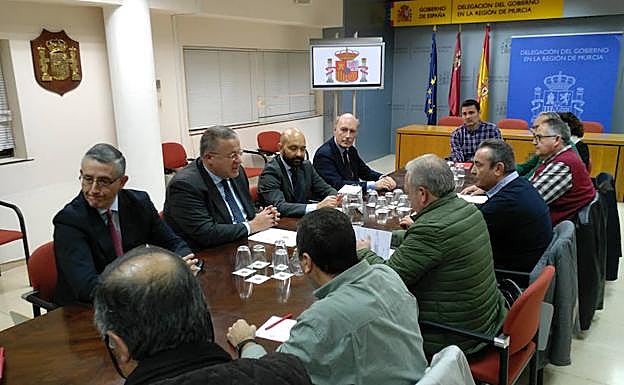 Reunión entre Aena y representantes de los trabajadores de San Javier, este viernes. 