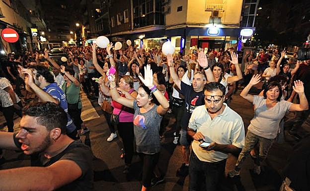 Vecinos de Murcia se manifiestan para pedir el soterramiento de las vías, en una fotografía de archivo.