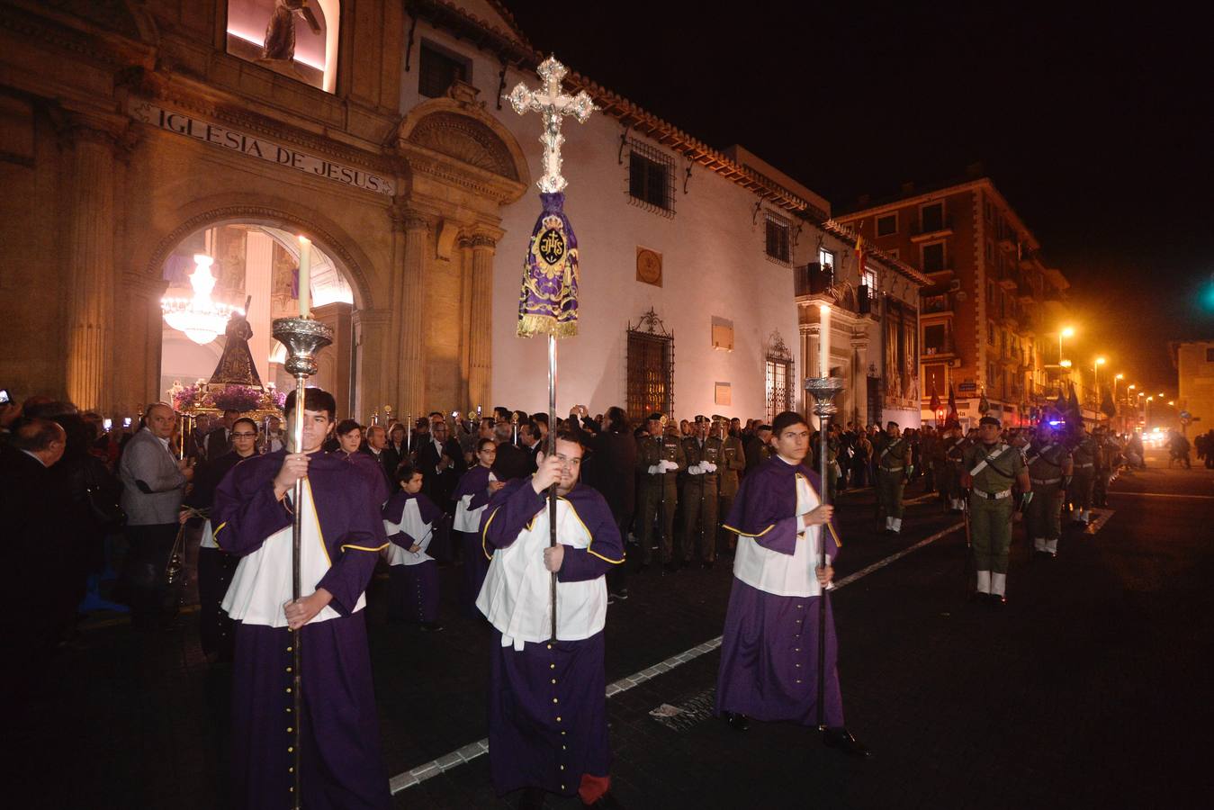 Una multitud de murcianos acompañó a la talla de Nuestro Padre Jesús durante el primer traslado de esta Semana Santa. 