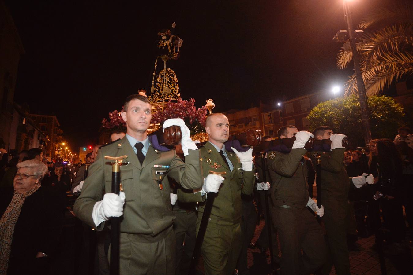 Una multitud de murcianos acompañó a la talla de Nuestro Padre Jesús durante el primer traslado de esta Semana Santa. 