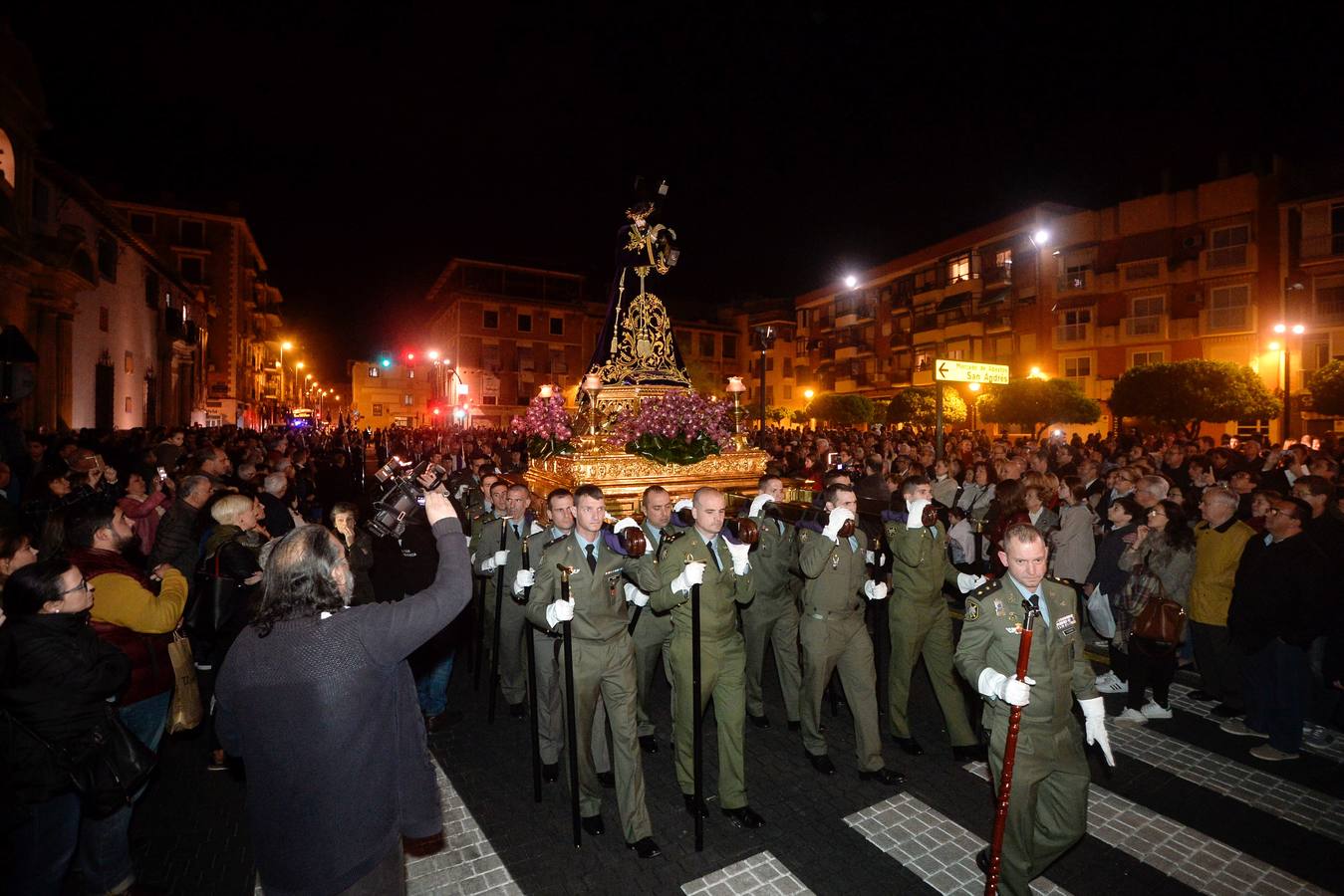 Una multitud de murcianos acompañó a la talla de Nuestro Padre Jesús durante el primer traslado de esta Semana Santa. 