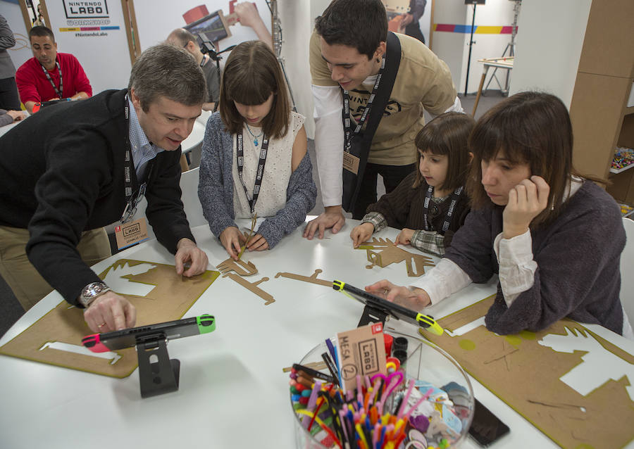 Ignacio, Lucía, Marina y Eva, construyendo su Antenauta.