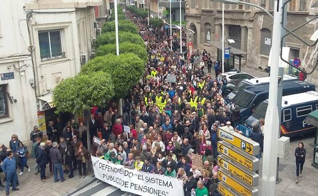 Imagen aérea de la manifestación a su paso por la calle Correos de Murcia.