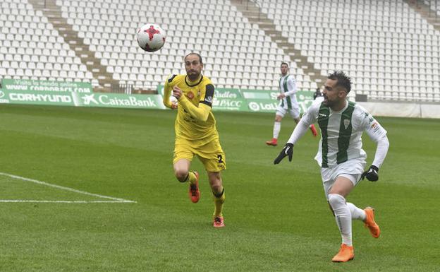 Juanjo intenta frenar el ataque de un jugador del Córdoba