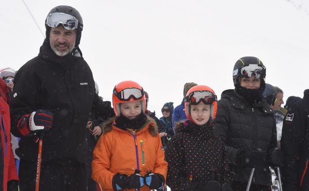 Los Reyes, Felipe y Letizia, acompañados por sus hijas, la Princesa Leonor y la Infanta Sofía, en las pistas de Astún.