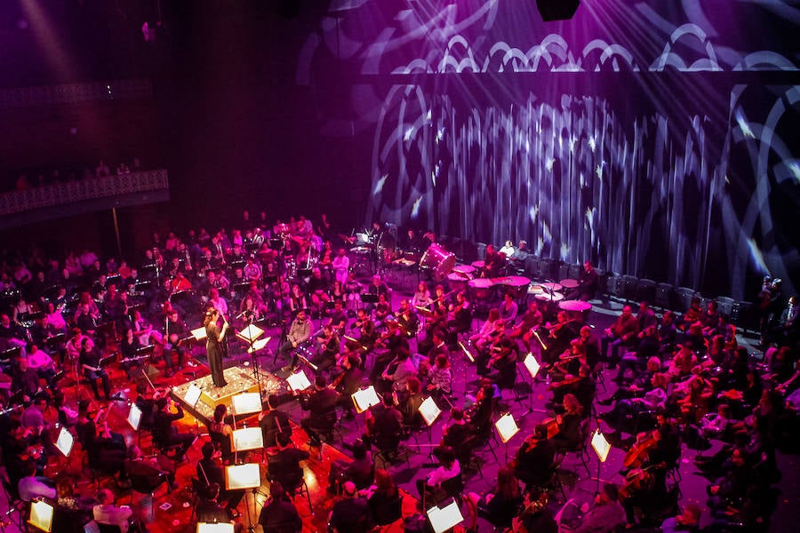 La plantilla habitual de la orquesta se duplica con cerca de un centenar de músicos, dirigidos por Virginia Martínez, para llevar a cabo un concierto especial