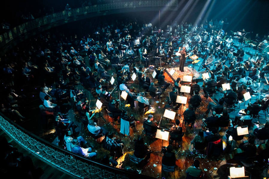 La plantilla habitual de la orquesta se duplica con cerca de un centenar de músicos, dirigidos por Virginia Martínez, para llevar a cabo un concierto especial