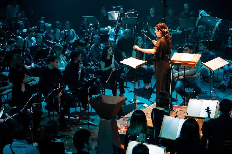 La plantilla habitual de la orquesta se duplica con cerca de un centenar de músicos, dirigidos por Virginia Martínez, para llevar a cabo un concierto especial